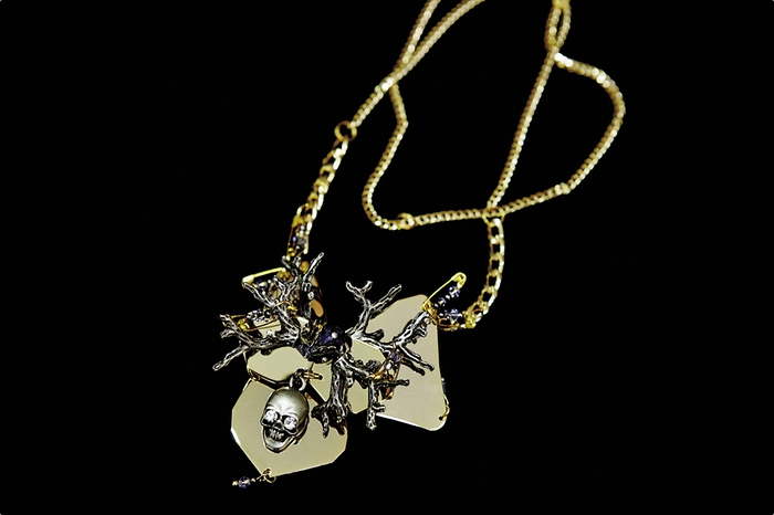 IC Treasure, Ianis Chamalidy «Мы — кораллы», — напевают спрятавшиеся в обломках пиратского корабля позолоченные черепа.