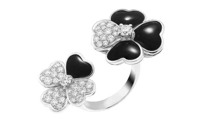 Cosmos, Van Cleef &Arpels Ювелиры Van Cleef &Arpels готовы бесконечно смотреть на две вещи: клевер-четырехлистник и садовые цветы. От такого