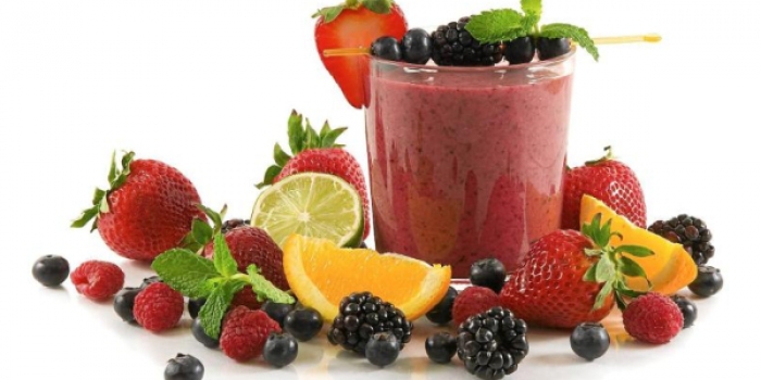 Смузи Коктейль из свежих ягод и фруктов пользуется популярностью благодаря своей органической природе и полезным свойствам. Чем смесь экзотичнее, тем