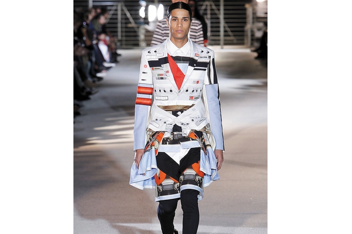 Модель с показа Givenchy