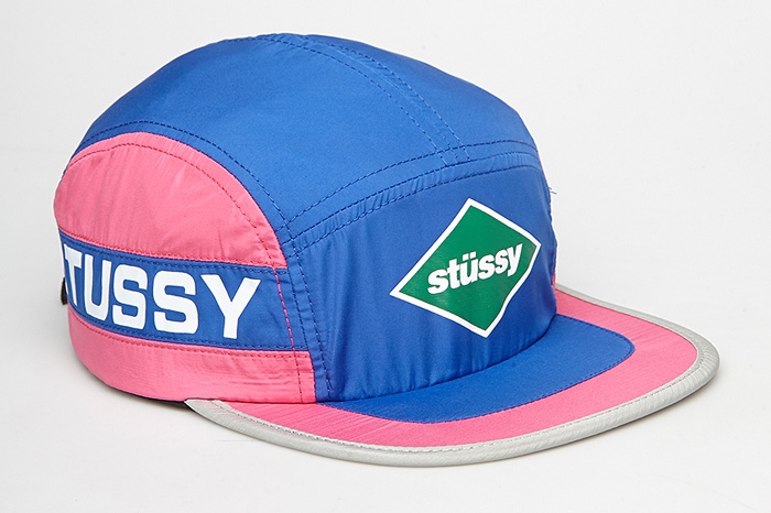 Все смешалось в бейсболке Stussy: нормкор, логомания 1990-х и цвета из разряда антидепрессантов. Могущество снэпбэка в этом сезоне лучше доказывать