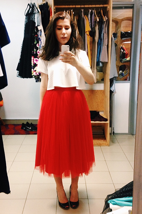 Юбка So number one, 7 000 рублей, топ Torn by Ronny Kobo, 6 500 рублей