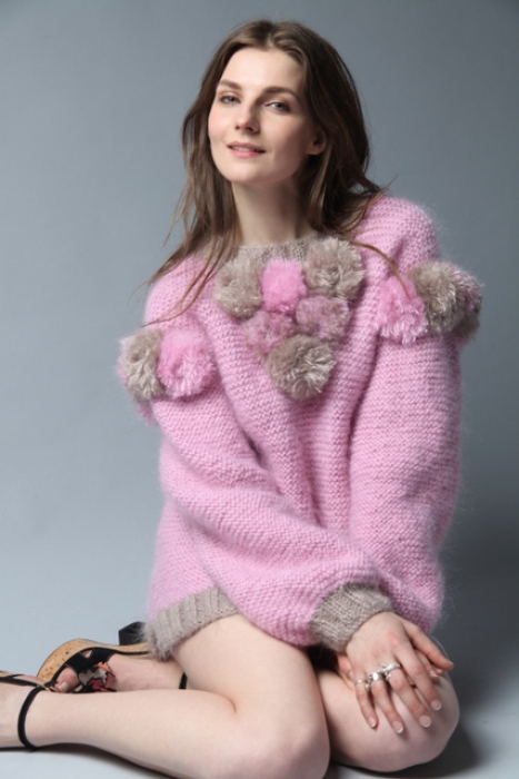 «Свитер вязала во время Недели моды в Петербурге, а каждый помпон — как трофей сделанного показа».