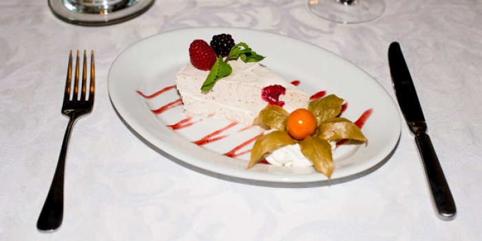 Парфе Парфе - это замороженные сливки, взбитые с сахаром и ванилью. В ресторане "Фиолет" банановое парфе подается с клубничным соусом, ягодами ежевики