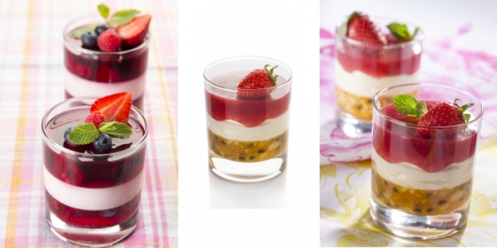 Желе Фруктово-ягодные желе не только красивые, но и вкусные и полезные благодаря натуральным ингредиентам и йогуртовой прослойке. В чуть более