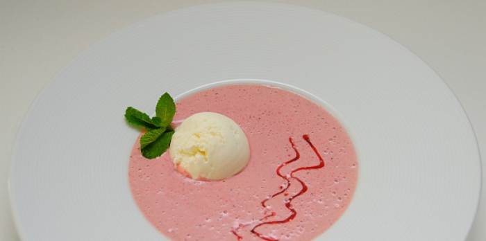 Ягодный суп Для тех, кто не хочет ограничиваться традиционными летними супами вроде окрошки и гаспачо, есть альтернативный вариант - супы из ягод с