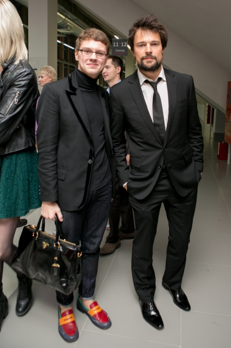 Дмитрий Юров и Данила Козловский Я хотел бы сказать, что Данила Козловский выглядит хорошо: но вдруг это его сумочка, которую он просто дал подержать