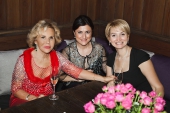 Анна Молинари (справа), гостья вечера, Надежда Кожевникова