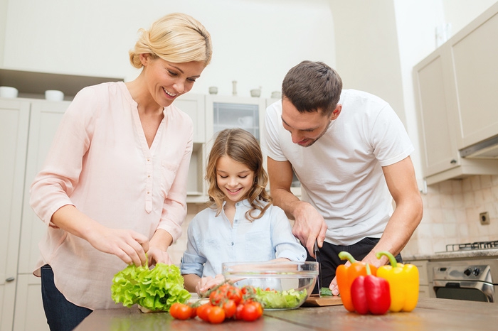 Kumin Food Service Идея проекта состоит в следующем: раз в неделю на сайте обновляется меню, которое состоит из 5 блюд. Клиент может выбрать 3 блюда и