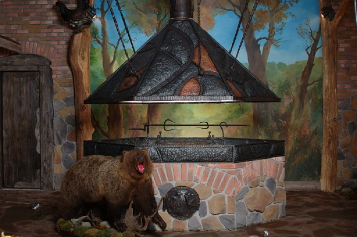 Ресторан "Охотничий клуб" Концепция ресторана - домик охотника: на стенах висят чучела зверей, интерьер выполнен в соответствии с охотничьей эстетикой