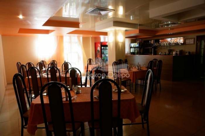 Ресторан на базе отдыха "Глубокое озеро" "Ресторан в лесу" обещает полное расслабление и уход от повседневности благодаря особой "философии комфорта