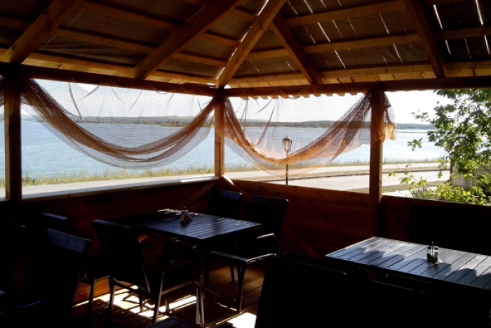 Арт-кафе "Рыбацкое Подворье" Кафе в Свияжске наполнено светом, воздухом и красивыми видами - из его окон открывается панорама на реку Свияга. Интерьер