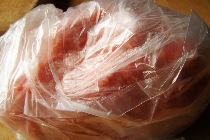 Чтобы просто и равномерно обвалять продукт в муке или крахмале, перед жаркой, например, проще всего насыпать нужное количество муки или крахмала в