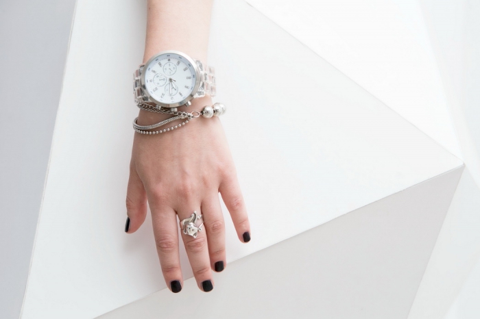 Я не люблю сумки и клатчи, так как раздражает, когда руки чем-то заняты. В повседневной жизни ношу разве что сумку-шопер.