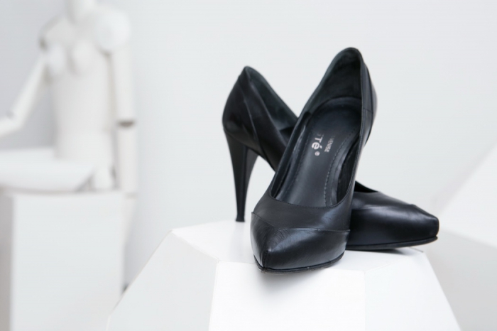 Черные лодочки Kalliste благодаря конструктивным элементам могут казаться одновременно классическими и футуристичными.