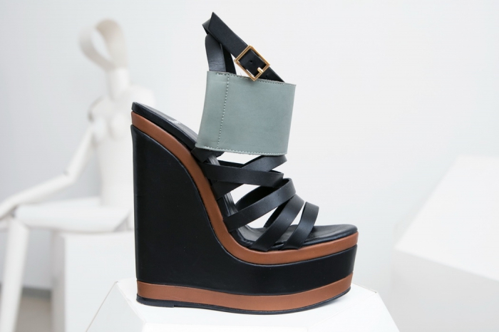 Босоножки Pierre Hardy больше напоминают арт-объект. Их достаточно поставить на полку, и уже радуешься.