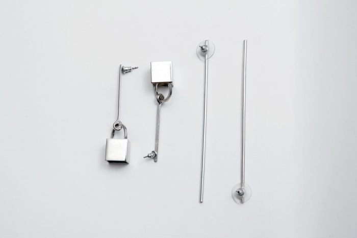 В отличие от многих знакомых покупаю аксессуары в России: искренне считаю, что в поездках за границу нужно получать эмоции, а не бегать в поисках