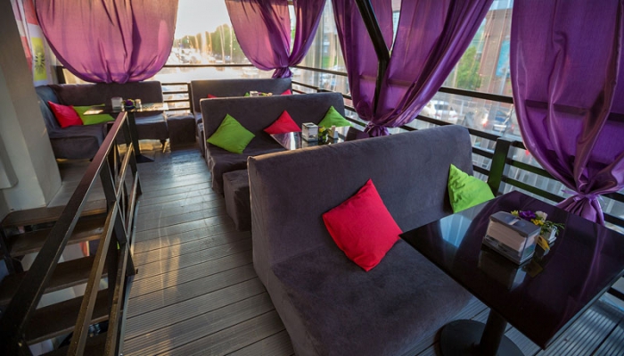 Двухэтажная летняя веранда на оживленной улице в самом центре города – отличное место, чтобы провести время с друзьями.