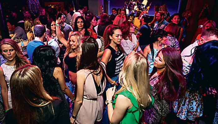 Качественный профессиональный звук и шесть видеоэкранов в диджейской зоне обеспечат полное наслаждение музыкой и шоу.