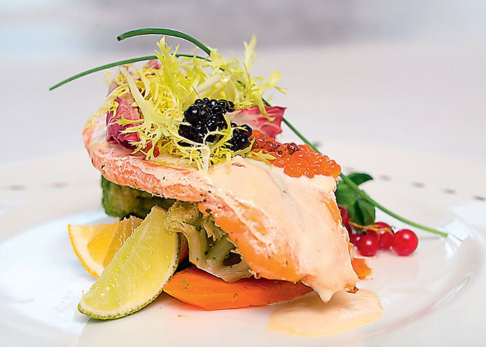 Стейк из лосося с запеченными овощами, приготовлен по методу sous-vide