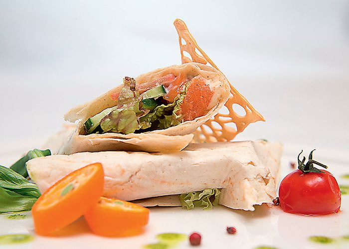 Летний ролл с лососем