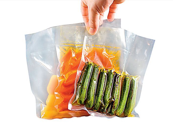 Изюминка кухни - метод sous-vide. Блюдо готовится в запечатанном пакете при низкой температуре, что делает его более сочным и свежим и сохраняет все