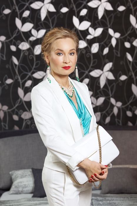 Пиджак и брюки, Guess by Marciano, сумка, Ballin, колье и серьги из жемчуга с изумрудами, «Амаэль»