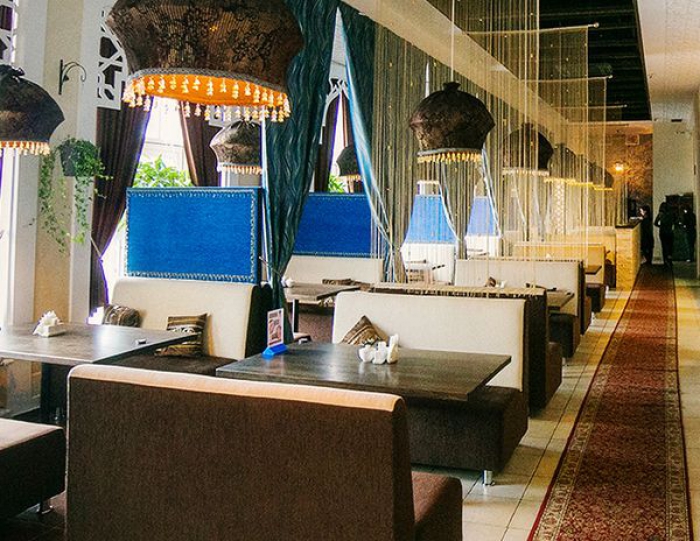 Расположиться в ресторане можно как в основном зале с посадкой до 120 человек, так и в vip-зоне, рассчитанной на 40 гостей.