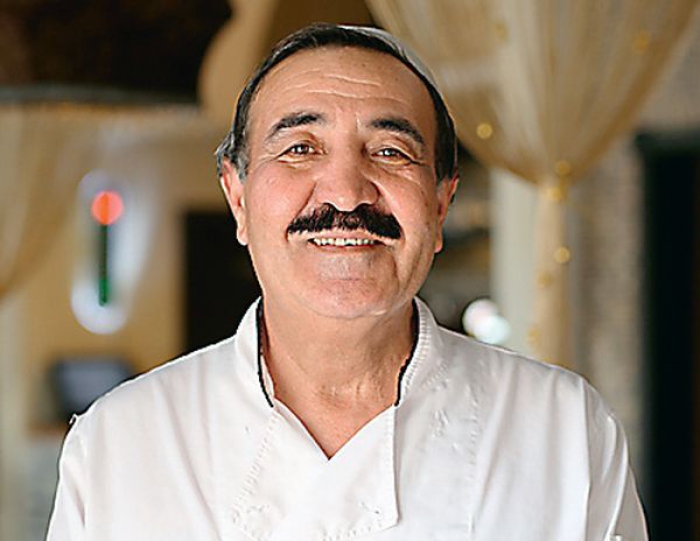 Гордость ресторана - новый шеф-повар Собиржон Рахмонов, который готовит свои фирменные блюда узбекской и уйгурской кухни. Узнать секреты его