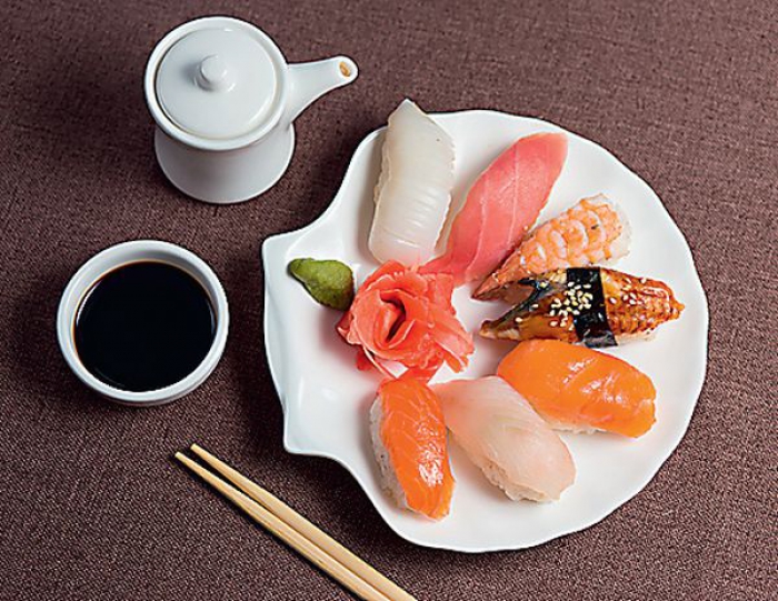 В будние дни с 11:00 до 16:00 гостям предлагают вкуснейшие и разнообразные бизнес-ланчи, а на основное меню в это время действует скидка 20%.