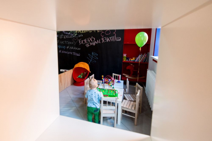 В детском уголке собрано много игрушек, книжек и раскрасок.