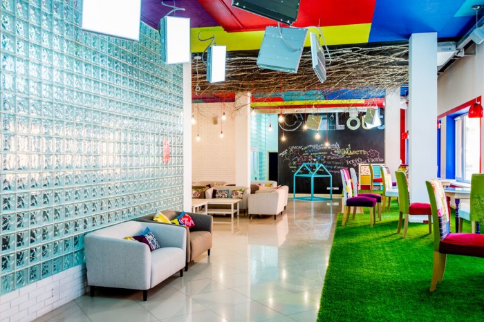 Разделяет пространство подиум с зеленым газоном вместо ковра. Изначально здесь хотели сделать перила, но потом решили оставить все в виде сцены.