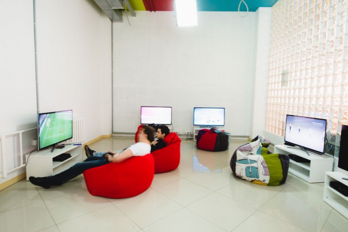 В игровой зоне установлены суперсовременные приставки.