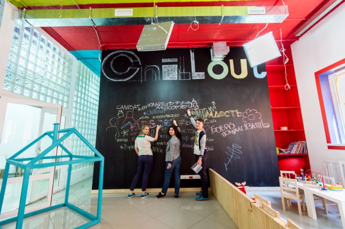 На черной стене любят рисовать и взрослые, и дети.