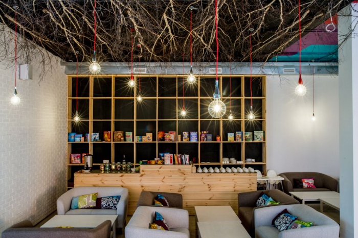 В баре хранятся книги и настольные игры.