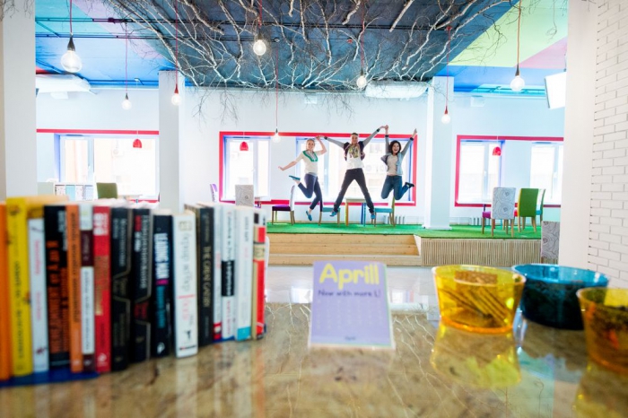 Много яркого цвета в обрамлении белых стен – именно то, чего хотели добиться хозяева.