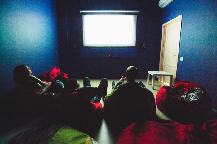 Кинотеатр рассчитан на четырнадцать зрителей и оснащен профессиональным звуковым оборудованием.