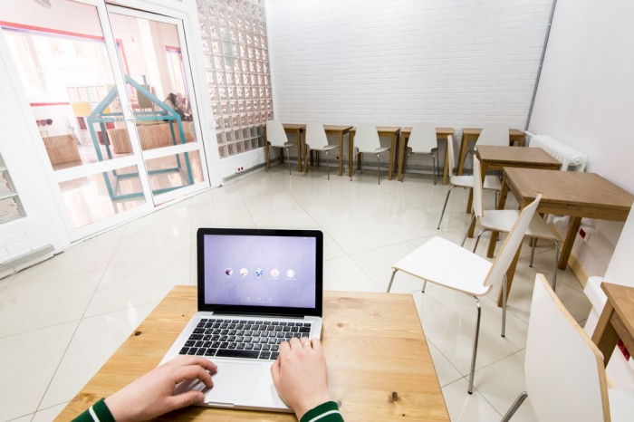 Стены из стеклоблоков обеспечивают полную звукоизоляцию и естественный свет в зоне коворкинга.