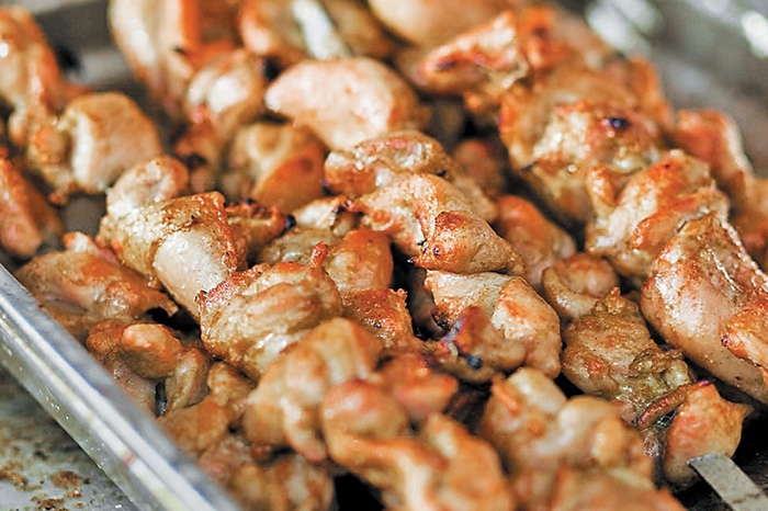 В чем секрет шашлыка Чтобы сохранить натуральный вкус мяса, нужно после добавления специй подержать его в оливковом масле. Режем мясо перпендикулярно