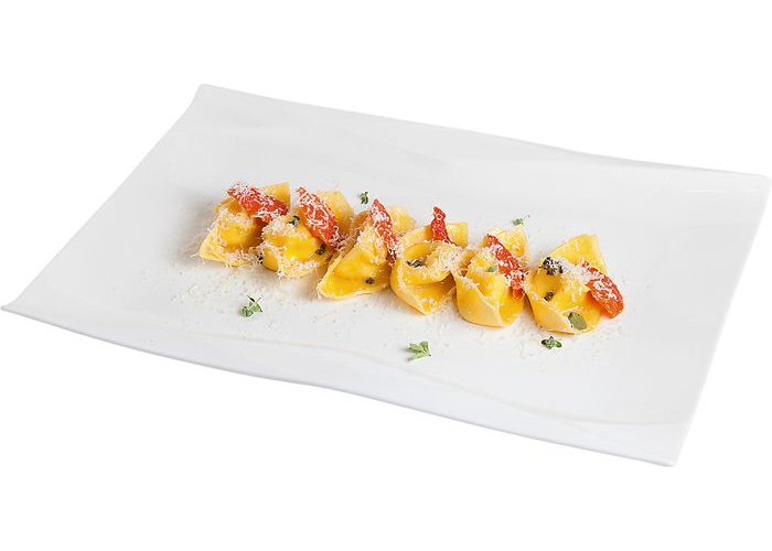 Равиоли с сыром «Багос»и рикоттой, томатами «Конфит» и соусом из свежего майорана