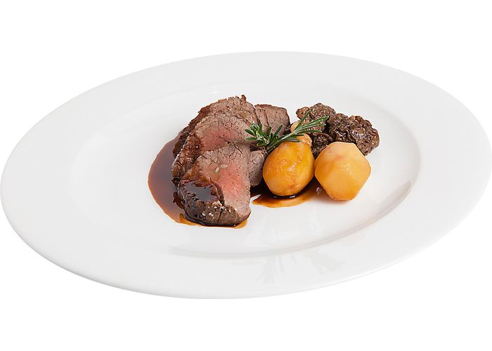 Филе говядиныстопятидесятидневного зернового откорма в шубе из соли и перца, с гарниром из карамелизированного отварного картофеля, сморчков и соусом