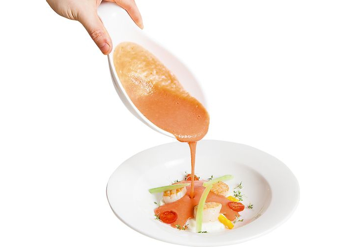 Холодный летний крем-суп Гаспачос моццарелой «Буффало» собственного копчения и жареными гребешками