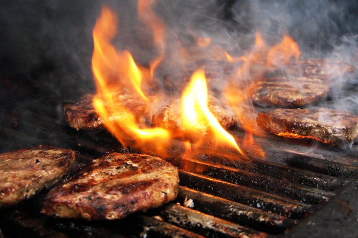 Как поджарить мясо Если мясо в вакууме, положите на полчаса в теплую воду: оно прогреется внутри и потом прожарится равномерно. Обсушенный кусок