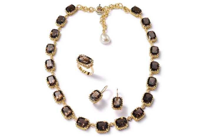 Anna, Dolce & Gabbana Золотое ожерелье из многоцветных полудрагоценных камней (каждое — в цепной оправе), как лиана, взбирается вверх по ключицам