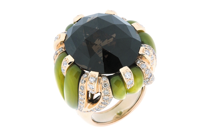 Cocktail, Oro Trend В 1920-х массивные перстни стали символом эмансипации: женщины покупали их сами и носили на «не том» безымянном пальце. Сейчас