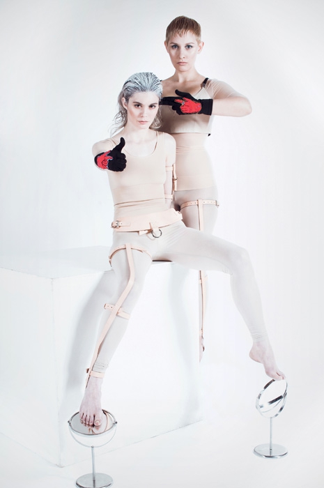 На Наталье: боди Wolford, ремни и пояс Asya Malbershtein. На Анне: топ IRFE, блуза Wolford, ремни Asya Malbershtein
