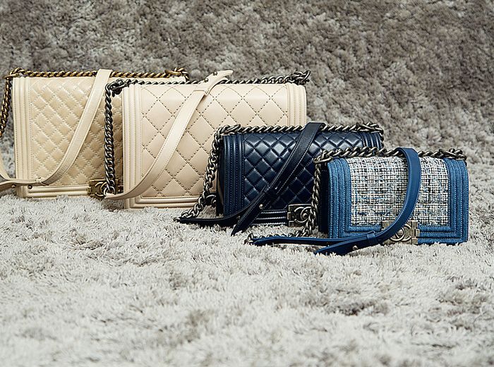 Сумки Chanel Boy универсальны, их легко можно сочетать как с джинсами, так и с платьями.