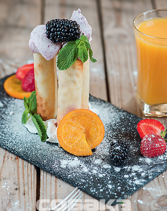 Каннеллони с ежевичным кремом и свежими ягодами