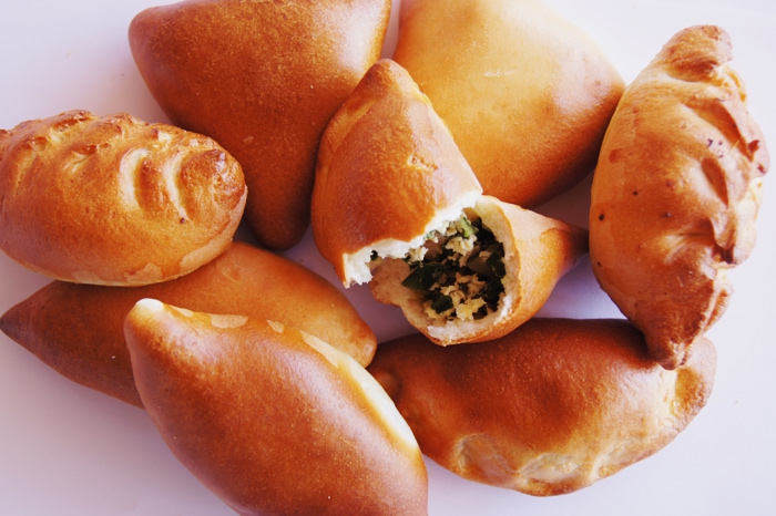 Домашние пирожки с луком и яйцом + мясная и сырная гастрономия, к цыпленку подарят мангал и уголь. Ресторан Villa ZималеtoУзнать подробнее