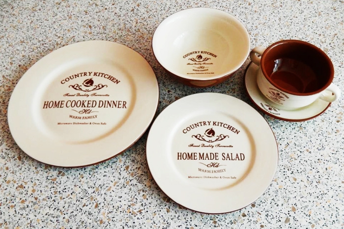 Посуда Country Kitchen + красное вино, фрукты, слабосоленый лосось, пармская ветчина и оливки. Ресторан Le BoatУзнать подробнее